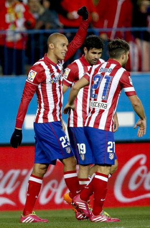 Los jugadores del Atltico celebran uno de los goles del triunfo sobre la Real Sociedad, en el Vicente Caldern.