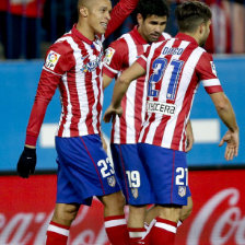 Los jugadores del Atltico celebran uno de los goles del triunfo sobre la Real Sociedad, en el Vicente Caldern.