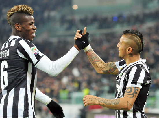 Arturo Vidal (d) festeja el tercer gol juventino junto a Paul Pogba.