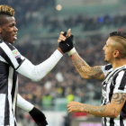 Arturo Vidal (d) festeja el tercer gol juventino junto a Paul Pogba.