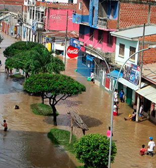 DESESPERACIN. Miles de familias viven un calvario en Rurrenabaque, donde la inundacin de calles y viviendas ha dejado destruccin y llanto.