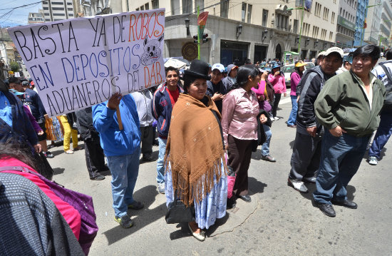 MOVILIZACIN. Los gremiales marcharon y bloquearon calles, ayer, en La Paz.