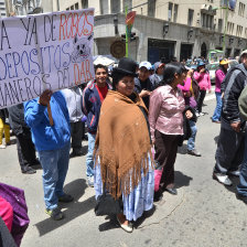 MOVILIZACIN. Los gremiales marcharon y bloquearon calles, ayer, en La Paz.