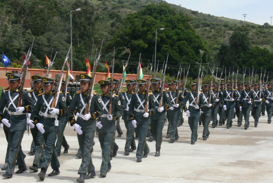 BIENVENIDOS. Cadetes en el Liceo Militar.