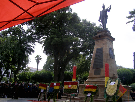 HOMENAJE: Depositaron varias ofrendas.