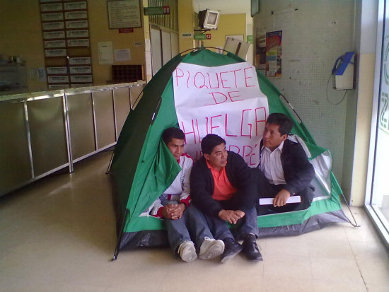 PROTESTA. Un grupo de trabajadores inici la huelga de hambre pidiendo la renuncia.