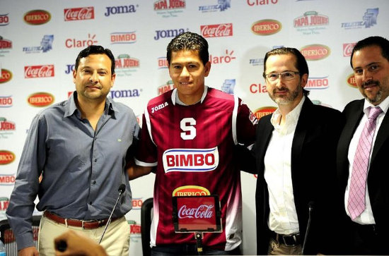 El boliviano Carlos Saucedo posa con los dirigentes tras su presentacin.