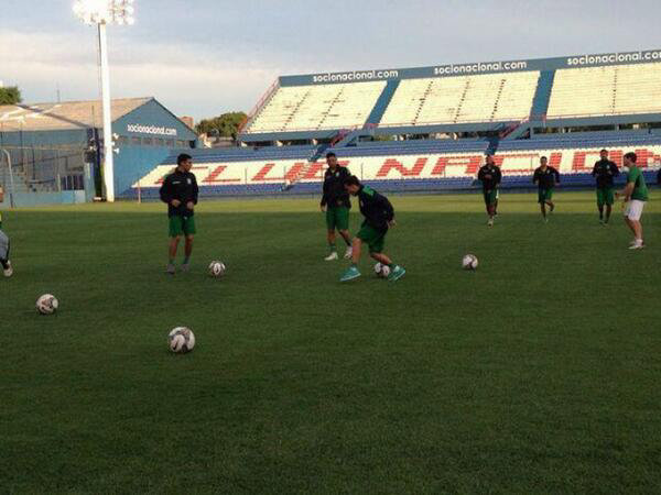 Los jugadores de Oriente Petrolero durante el reconocimiento del campo de juego.