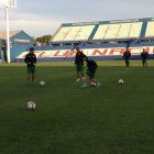 Los jugadores de Oriente Petrolero durante el reconocimiento del campo de juego.