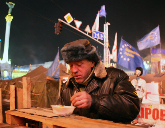 MEDIDAS. Miles de ucranianos permanecen movilizados en las calles de Kiev.