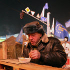 MEDIDAS. Miles de ucranianos permanecen movilizados en las calles de Kiev.