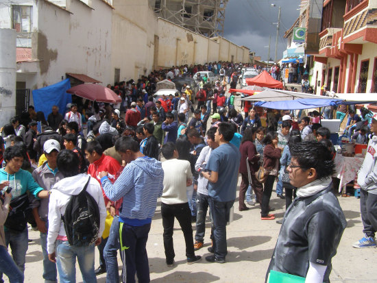 POSTULANTES. Miles de estudiantes acudieron a registrarse ayer.