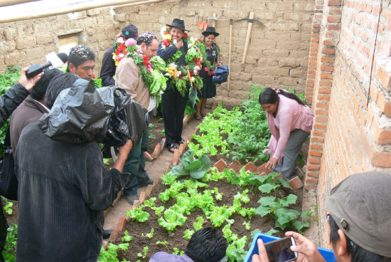 PRESENTACIN. Las familias productoras de hortalizas en carpas solares recibieron a las autoridades en el barrio Villa Tunari.