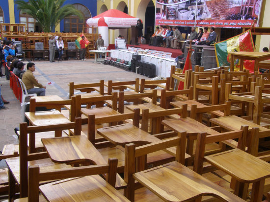 ACTO. Entrega en el colegio Junn.