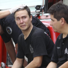 SINIESTRO. Bomberos argentinos lloran por la muerte de sus compaeros durante el incendio en el barrio de Barracas.