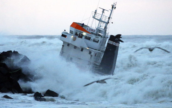 CLIMA. Fuertes olas dejaron a la deriva un barco con 12 tripulantes a bordo.