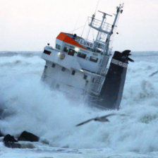 CLIMA. Fuertes olas dejaron a la deriva un barco con 12 tripulantes a bordo.