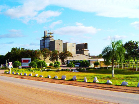 COMPETENCIA. La planta de Itacamba en la poblacin de Puerto Surez.