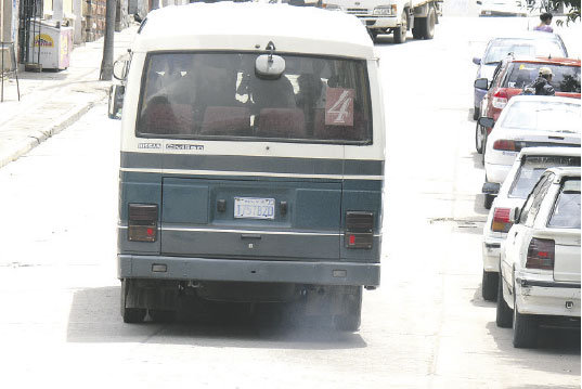 INFRACTORES. Muchos propietarios y conductores de microbuses no cumplen con la normativa de trnsito.