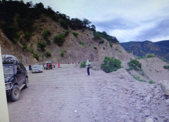 LEVANTAMIENTO. Desde este lugar arrojaron a una mujer de 40 aos de edad en la carretera a Cochabamba, donde realizaron el levantamiento del cadver.