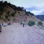 LEVANTAMIENTO. Desde este lugar arrojaron a una mujer de 40 aos de edad en la carretera a Cochabamba, donde realizaron el levantamiento del cadver.