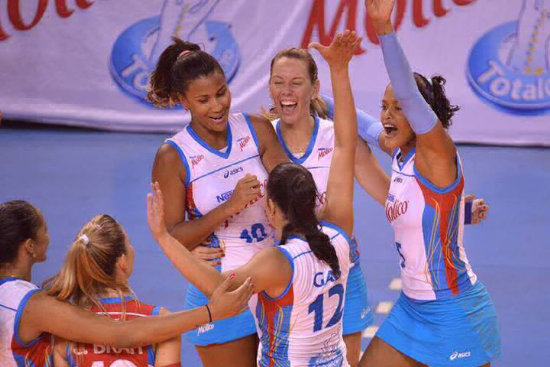 El festejo de las jugadoras de Osasco, tras derrotar a la U de Sucre.