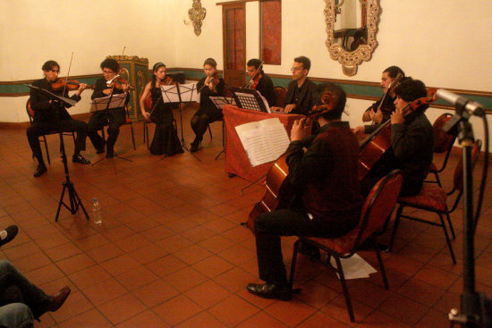 RECITAL. El elenco de la Orquesta de Cmara de la Universidad y Musikal Sucre durante su presentacin ayer, en el Hotel Monasterio.