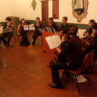 RECITAL. El elenco de la Orquesta de Cmara de la Universidad y Musikal Sucre durante su presentacin ayer, en el Hotel Monasterio.