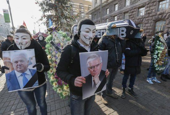 PROTESTAS. Mientras, miles de ciudadanos continan tomando las calles en la capital, Kiev.