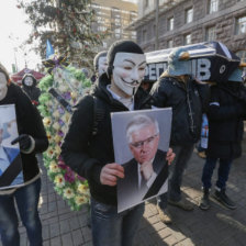 PROTESTAS. Mientras, miles de ciudadanos continan tomando las calles en la capital, Kiev.