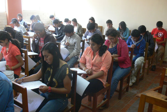 TENSIN. Los estudiantes volvieron a disputar por una plaza de ingreso en San Francisco Xavier.