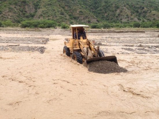 ATENCIN. La Alcalda de Sucre envi maquinaria para hacer trabajos en el ro.