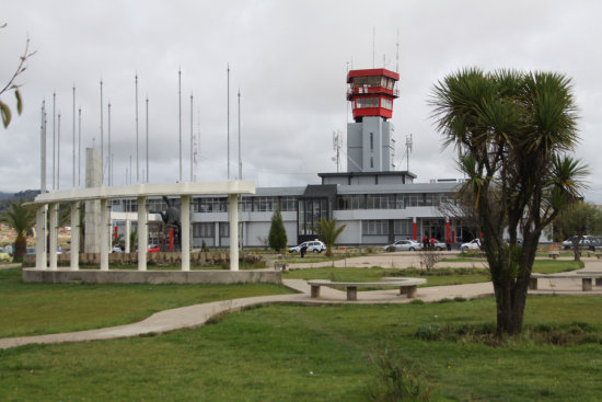 ATENCIN. Los funcionarios de AASANA se desmpean en los aeropuertos del pas.