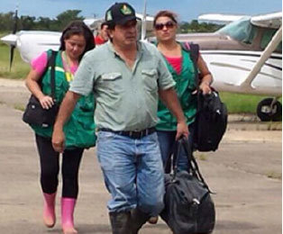 SITUACIN. El gobernador de Beni, Carmelo Lens, tras realizar un viaje en avioneta.