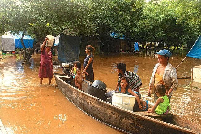 TEMPORAL. La lluvia y la constante crecida de los ros continan ensandose con varias regiones del pas.