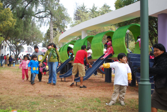 DESCUIDO. Los padres de familia no son cuidadosos cuando acuden al parque.