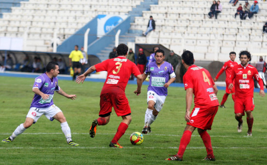 La defensa monterea pretende salir jugando ante la marca de Darwin Pea (c), volante del cuadro de la Villa Imperial.