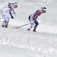 Marit Bjoergen (d) aport con una medalla de oro para el liderato de Noruega en la prueba de esquiatln.