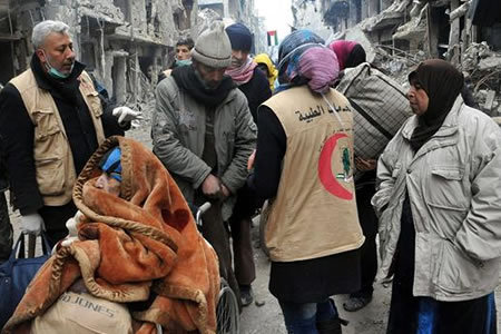 AYUDA. Efectivos de la Media Luna Roja organizan la evacuacin de civiles en Homs.