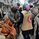 AYUDA. Efectivos de la Media Luna Roja organizan la evacuacin de civiles en Homs.