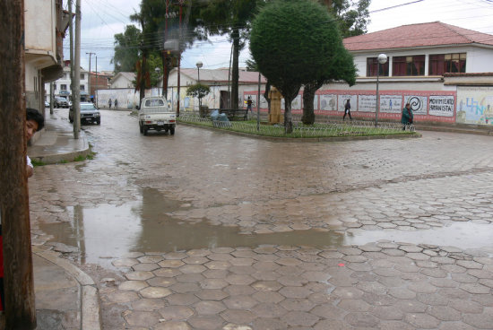 DESCUIDO. La mayor parte de las calles de la zona San Pablo son de adoquines que se encuentran en mal estado y requieren mantenimiento.