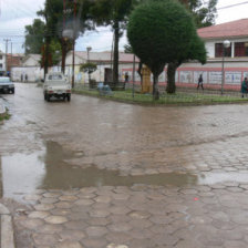 DESCUIDO. La mayor parte de las calles de la zona San Pablo son de adoquines que se encuentran en mal estado y requieren mantenimiento.