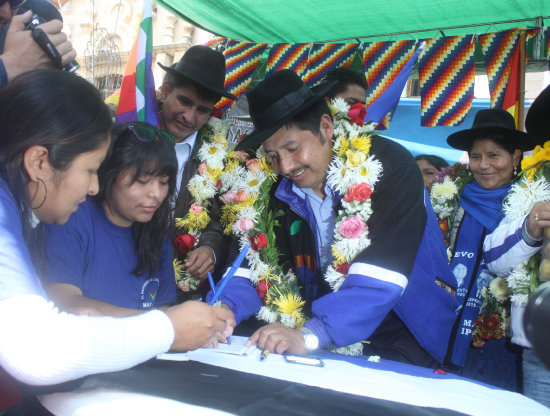 SUCRE. El gobernador Esteban Urquizu fue el primero en inscribirse en Chuquisaca.