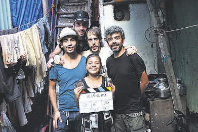 RODAJE. El equipo tcnico del documental junto a una de las protagonistas.