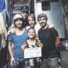 RODAJE. El equipo tcnico del documental junto a una de las protagonistas.