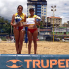 La dupla capitalina conformada por Daniela Arnez (i) y Amalia Calvo participar en voleibol de playa.