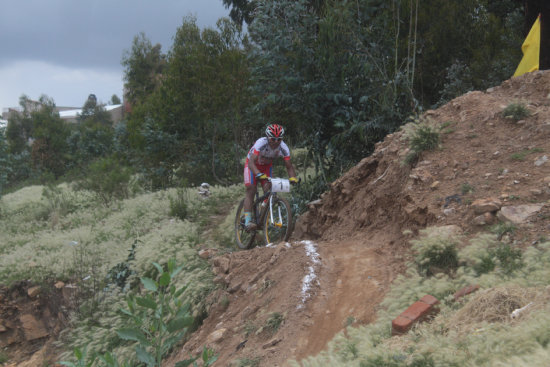 El Cndor Juan Cotumba fue el vencedor en la mxima categora del Nacional de Bicimontaa; en recuadros, algunos podios de ayer.