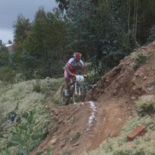 El Cndor Juan Cotumba fue el vencedor en la mxima categora del Nacional de Bicimontaa; en recuadros, algunos podios de ayer.