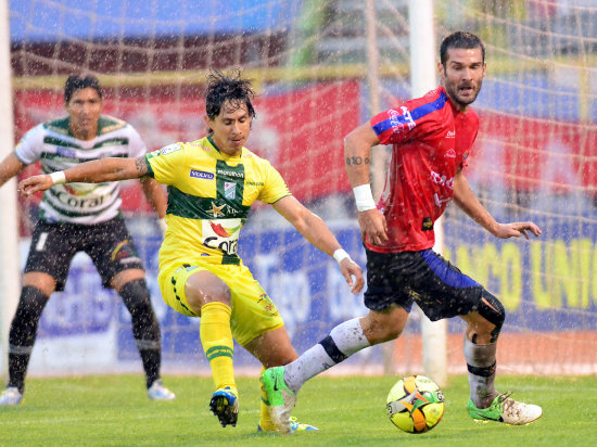 El partido se jug bajo una intensa lluvia que cay en Cochabamba y dur casi todo el partido. En la foto, Marvin Bejarano cubre a Garca Berodia.