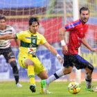 El partido se jug bajo una intensa lluvia que cay en Cochabamba y dur casi todo el partido. En la foto, Marvin Bejarano cubre a Garca Berodia.